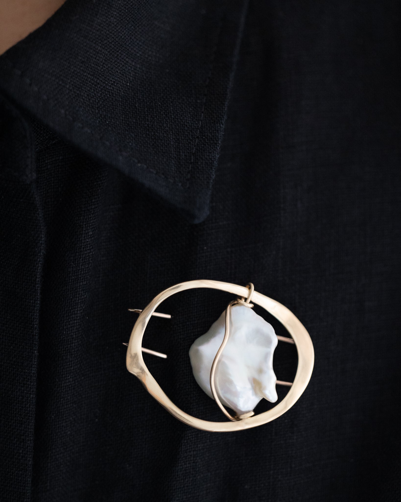 ALLITSFORMS gold pearl brooch